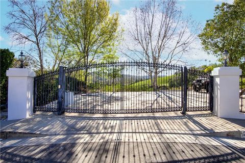 Photo of 22254 Dumetz Road, Woodland Hills, CA 91364 (MLS # SR26060687)