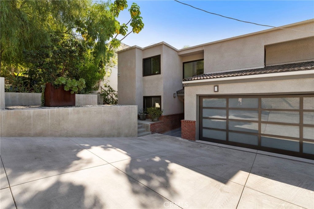 Photo of 5283 Calatrana DR, Woodland Hills, CA 91364 (MLS # SR26217251)