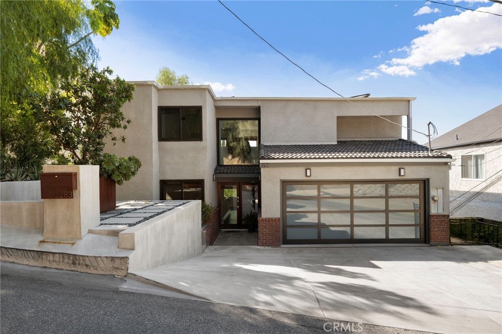 Photo of 5283 Calatrana DR, Woodland Hills, CA 91364 (MLS # SR26217251)