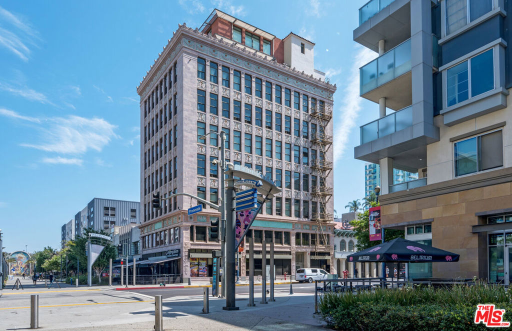 207 E Broadway 402