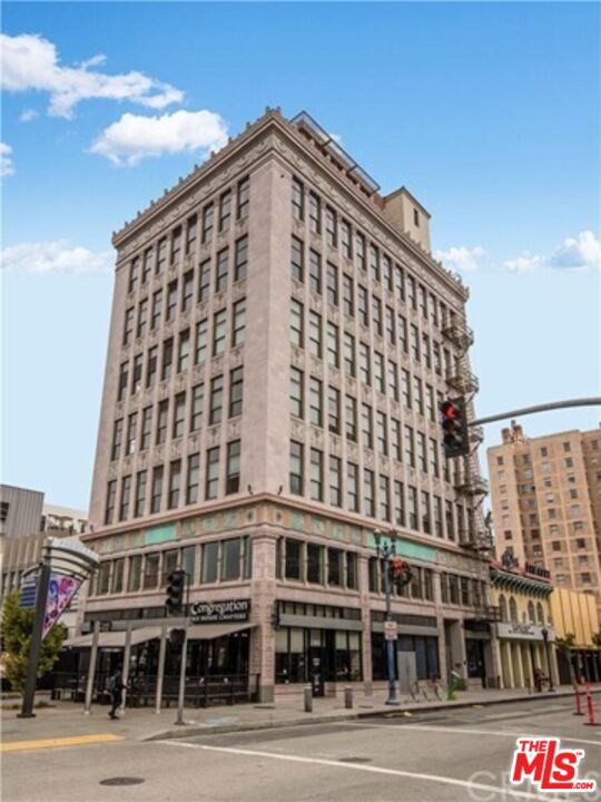 207 E Broadway 402