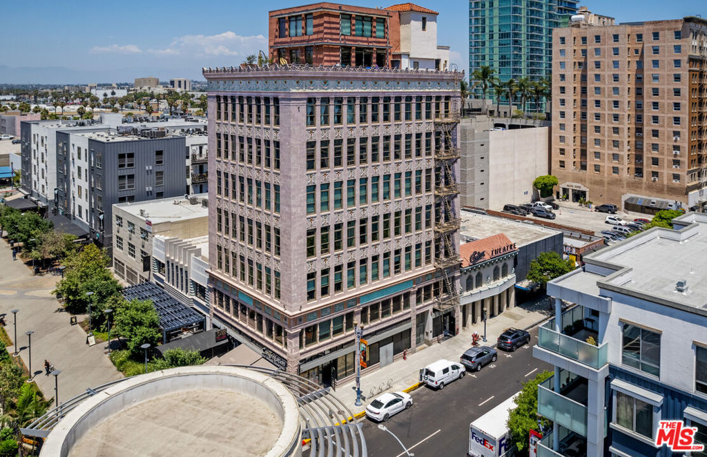 207 E Broadway 402