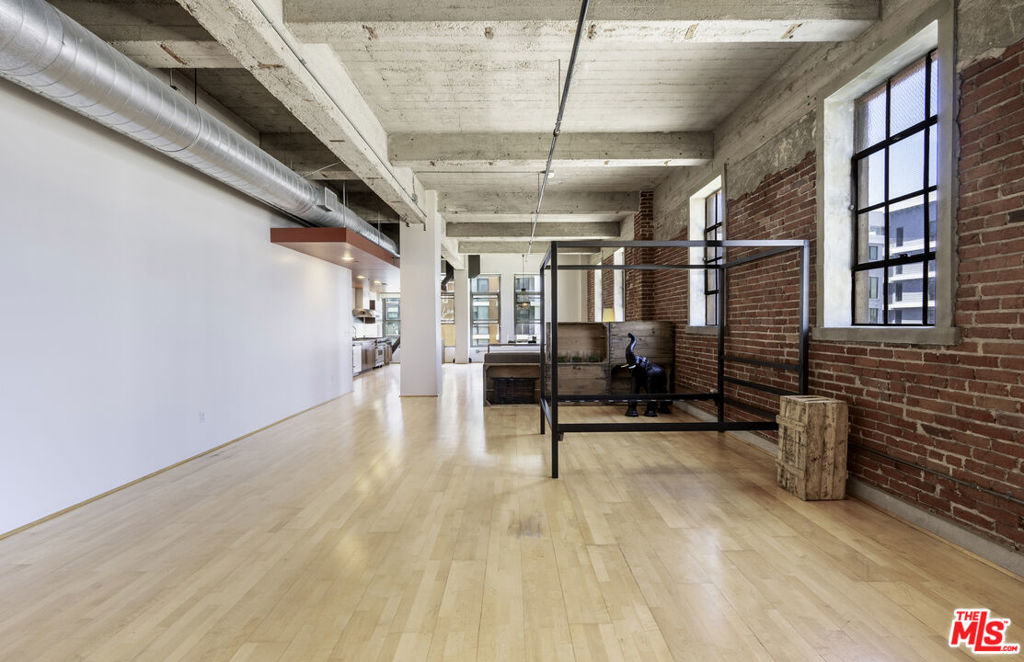 207 E Broadway 402