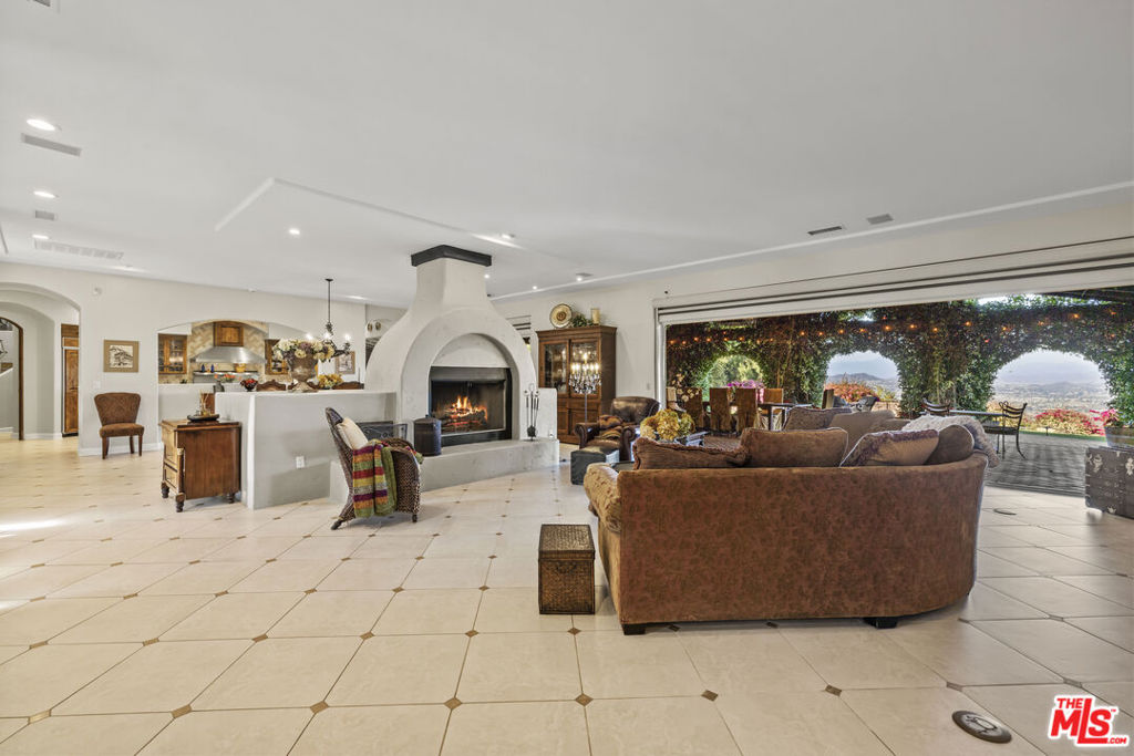 38750 Avenida Carolinas