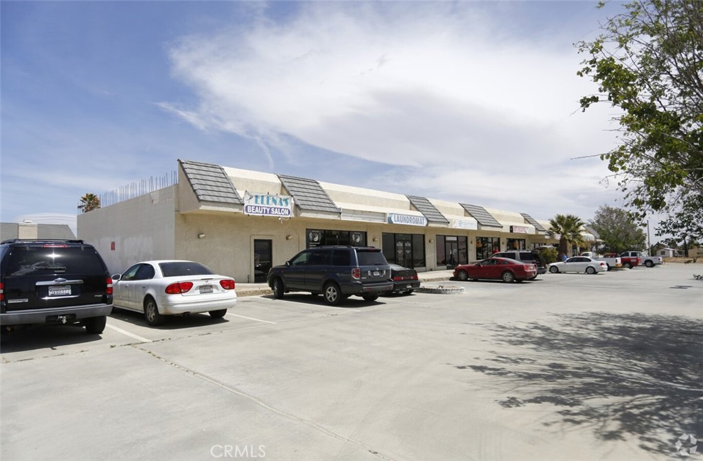 Retail Space off Rosamond Blvd in the Skypark Center. Center currently has a Market, Hookah, Mexican Food, Dog Spa, Laundrymat