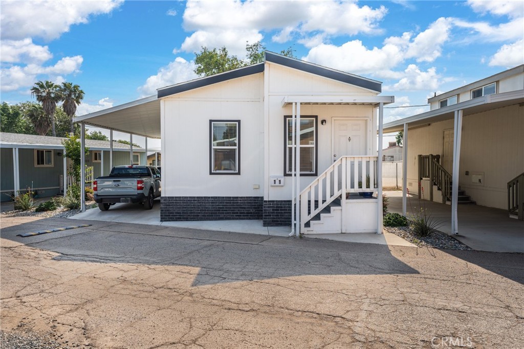 Beautiful Mobile Situated in the heart of Jurupa Valley…
Home features 2 amble bedrooms.. 2 full bathrooms…
Upgraded kitchen.. newer interior/exterior paint…
Only minutes away from main streets, fwy and downtown Riverside…
Home shows as new.. was built in 2021…quite and affordable park.. plus so much more..