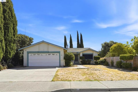 Photo of 827 Yosemite Way WAY, Suisun City, CA 94585 (MLS # 41149123)