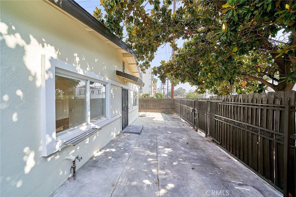 1103 S Hobart Boulevard