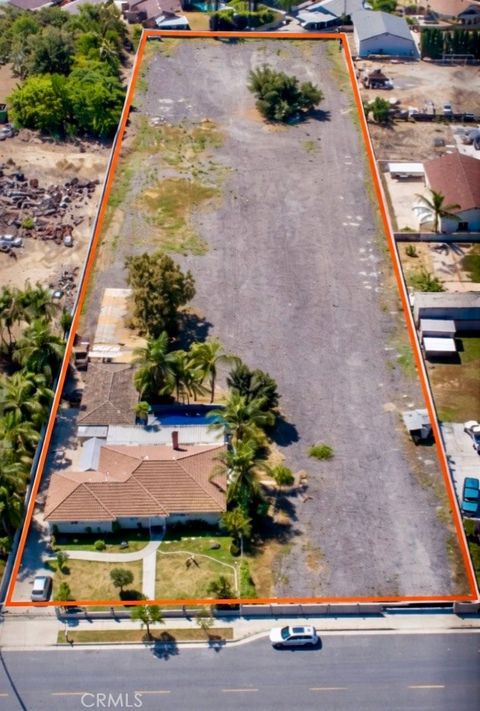 Photo of 527 W Philadelphia St, Ontario, CA 91762 (MLS # SR26056995)