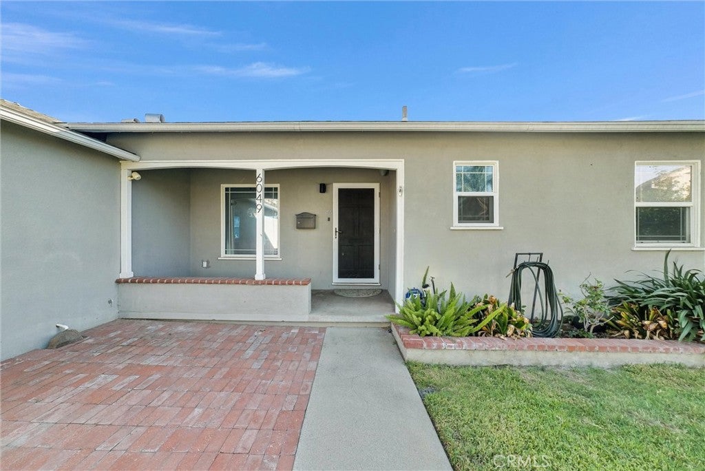 6049 Colonial