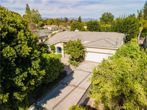 Photo of 9240 Encino AVE, Northridge, CA 91325 (MLS # SR26209883)