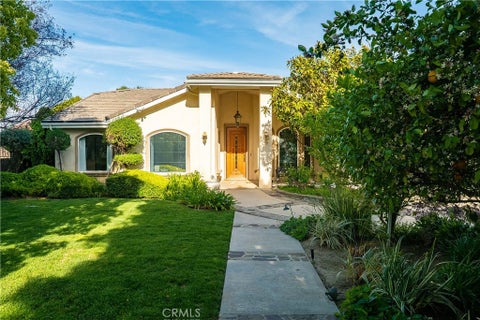 Photo of 9240 Encino AVE, Northridge, CA 91325 (MLS # SR26209883)