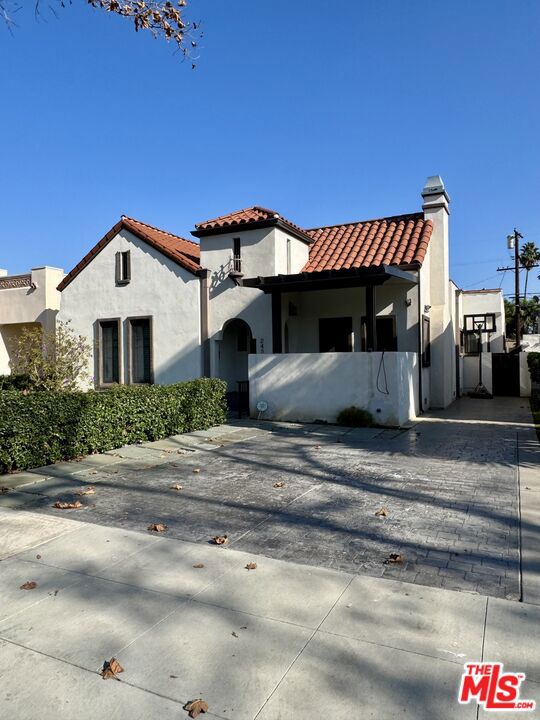 Main image without alt text