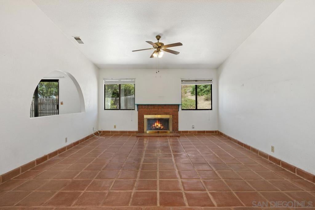 2922 Alamitos