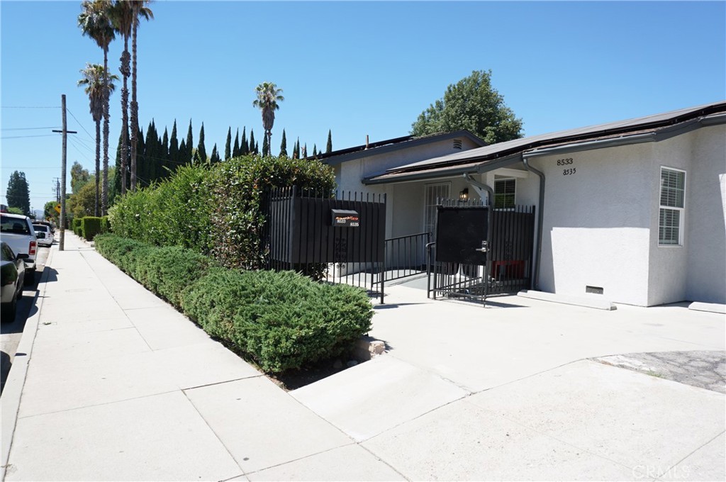 Properties 4 8533 Woodley Avenue