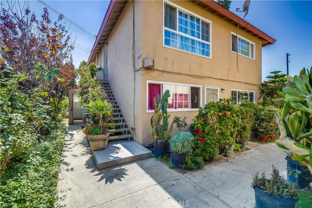 1813 Cedar