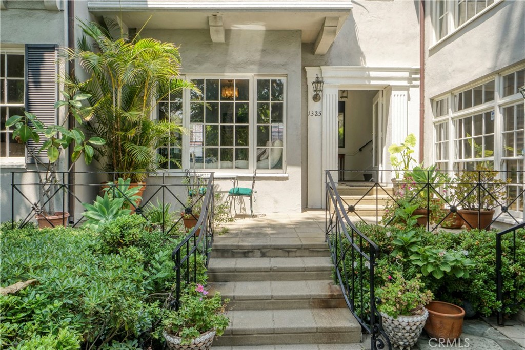 Properties 2 1325 N Hayworth Avenue A