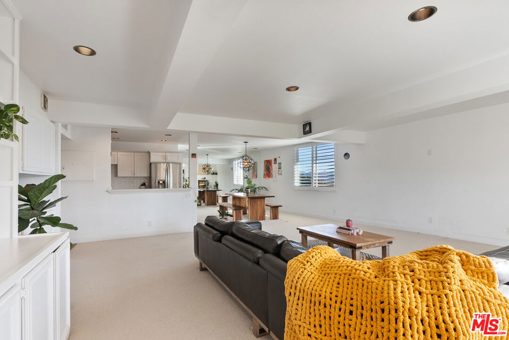 2385 Roscomare Road E17