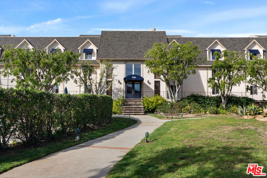 2385 Roscomare Road E17