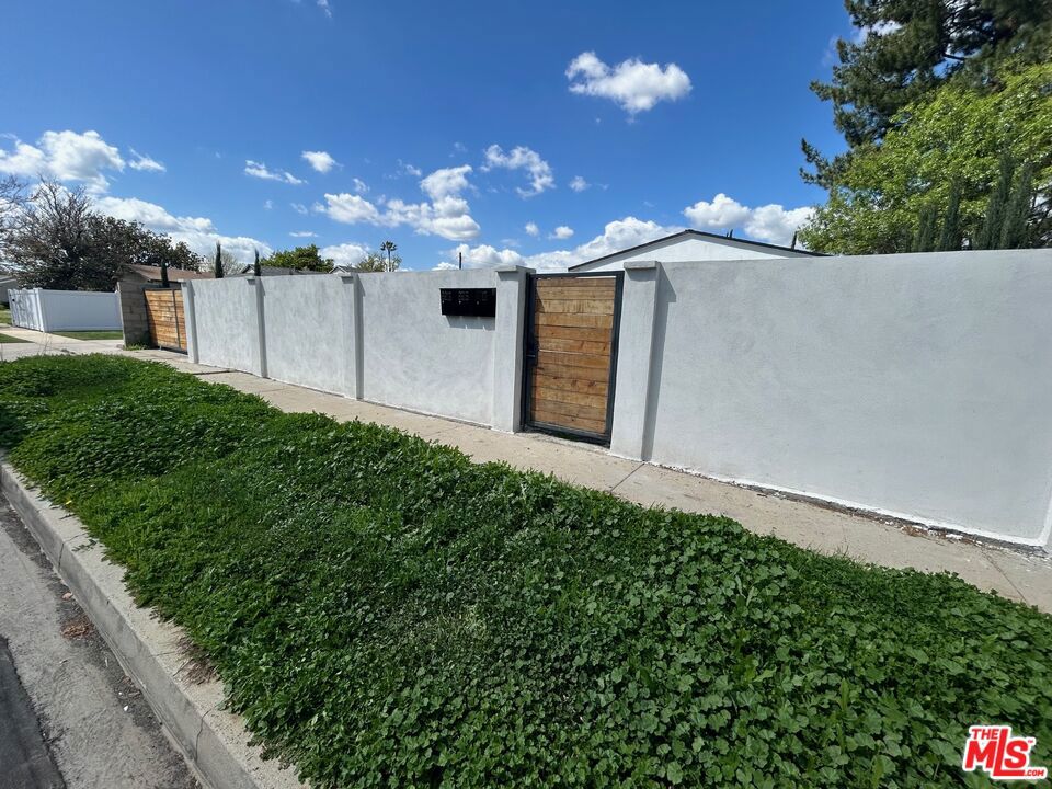 6915 Laramie Avenue, Los Angeles CA 91306