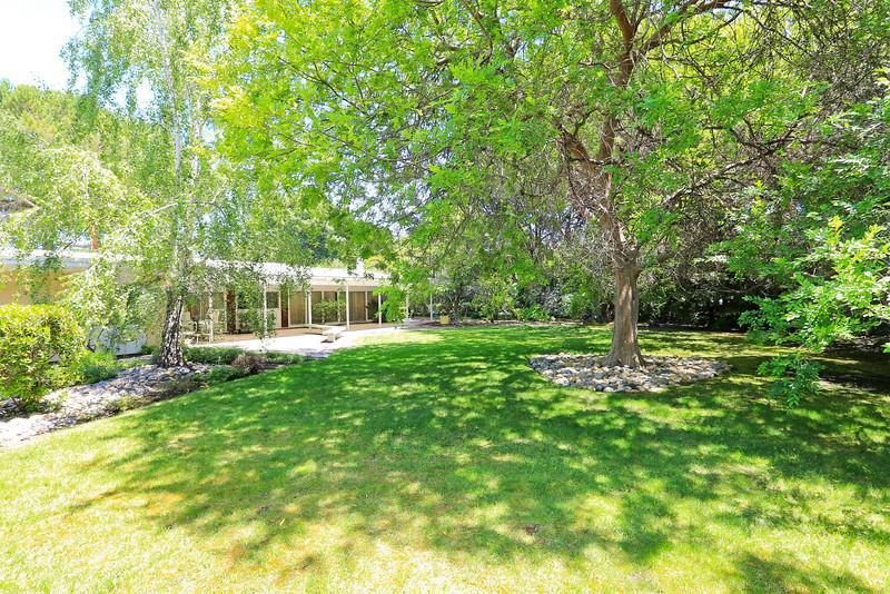 Premium location on West Atherton cul-de-sac. Surrounded by estate properties and beautiful trees. Private rear yard with heritage trees on the perimeter allowing for maximum sunlight, privacy and elegance. First time available in over 50 years, this property has endless possibilities. Mid-Century home with vintage amenities throughout. Award winning Menlo Park Schools.