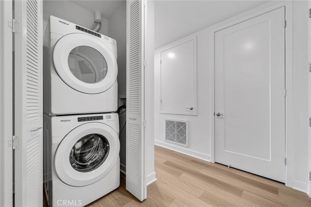 listing image 130726802386115428310