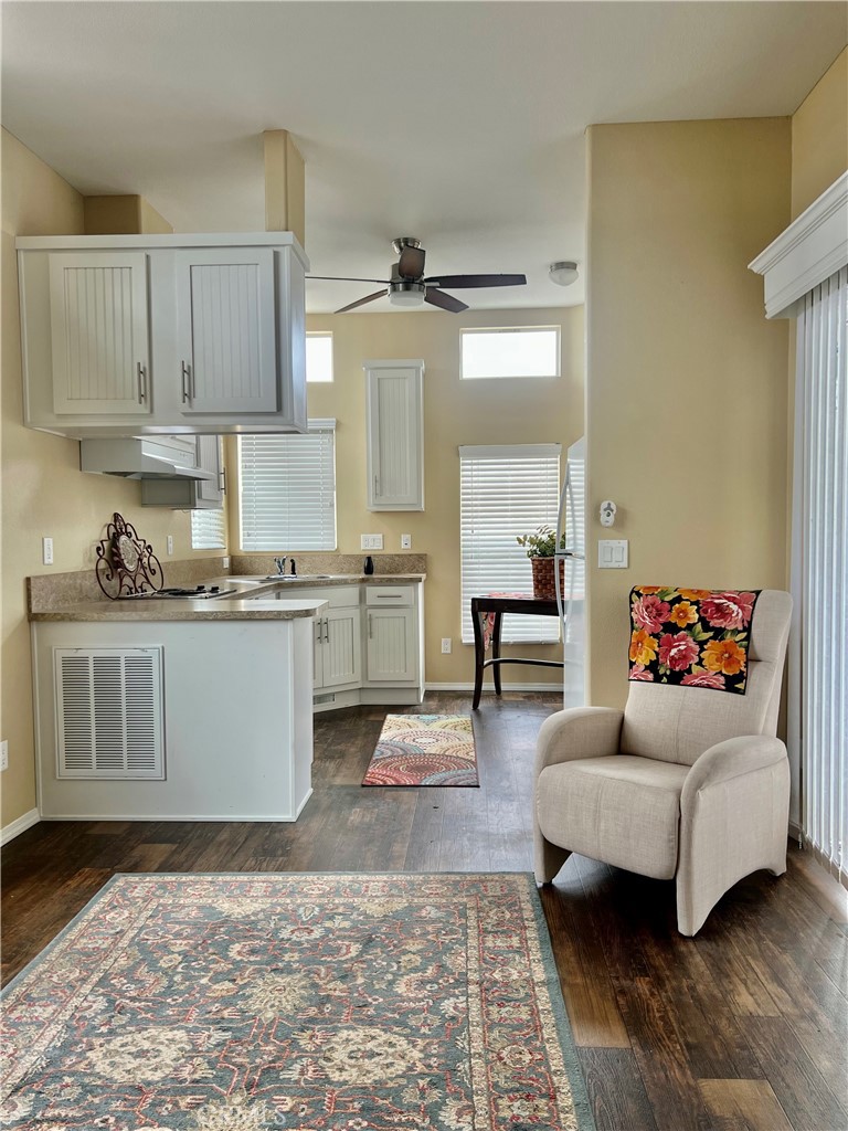 1295 S Cawston 462