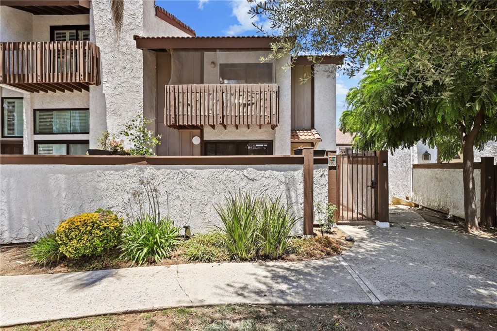This light and bright split-level townhome offers stylish living in the heart of Woodland Hills. Featuring beautiful wood-like laminate flooring throughout, this home includes an updated kitchen with stainless steel appliances and updated bathrooms. The spacious primary suite boasts a large walk-in closet, private balcony, and a tastefully remodeled ensuite bathroom. The lower-level living room opens to an enclosed private patio through sliding glass doors, perfect for indoor-outdoor entertaining. The main level includes a bedroom and full bathroom, along with the kitchen and dining area. Additional highlights include direct-access two-car garage with laundry and access to community amenities such as a pool, spa, and tennis courts. Conveniently located across from the Rams practice field and within distance to Westfield Topanga Mall, the Topanga Social, The Village and Costco. This home combines comfort, convenience, and style in one unbeatable location.
