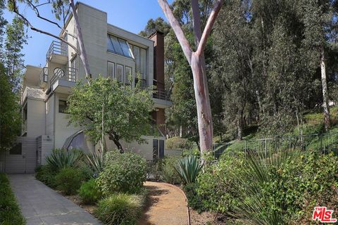 Photo of 11601 Montana Avenue #6, Los Angeles, CA 90049 (MLS # 26761509)