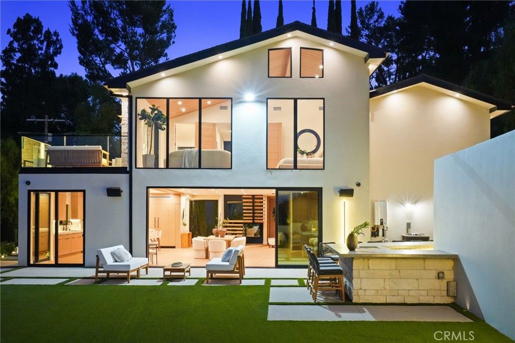 Photo of 4551 Alonzo avenue, Encino, CA 91316 (MLS # SR25174472)