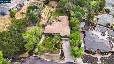 Photo of 4 Dale Court Ct, Lafayette, CA 94595 (MLS # 41129383)