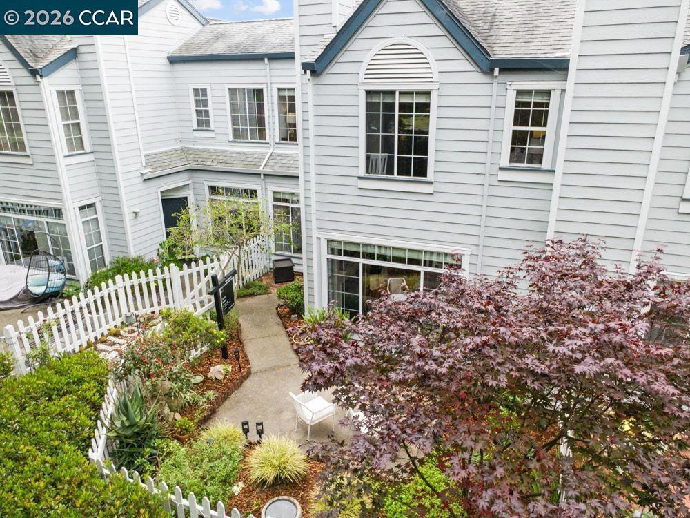 208 Commodore Dr