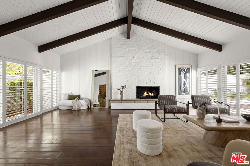 Photo of 16233 Elisa Place, Encino, CA 91436 (MLS # 25597301)