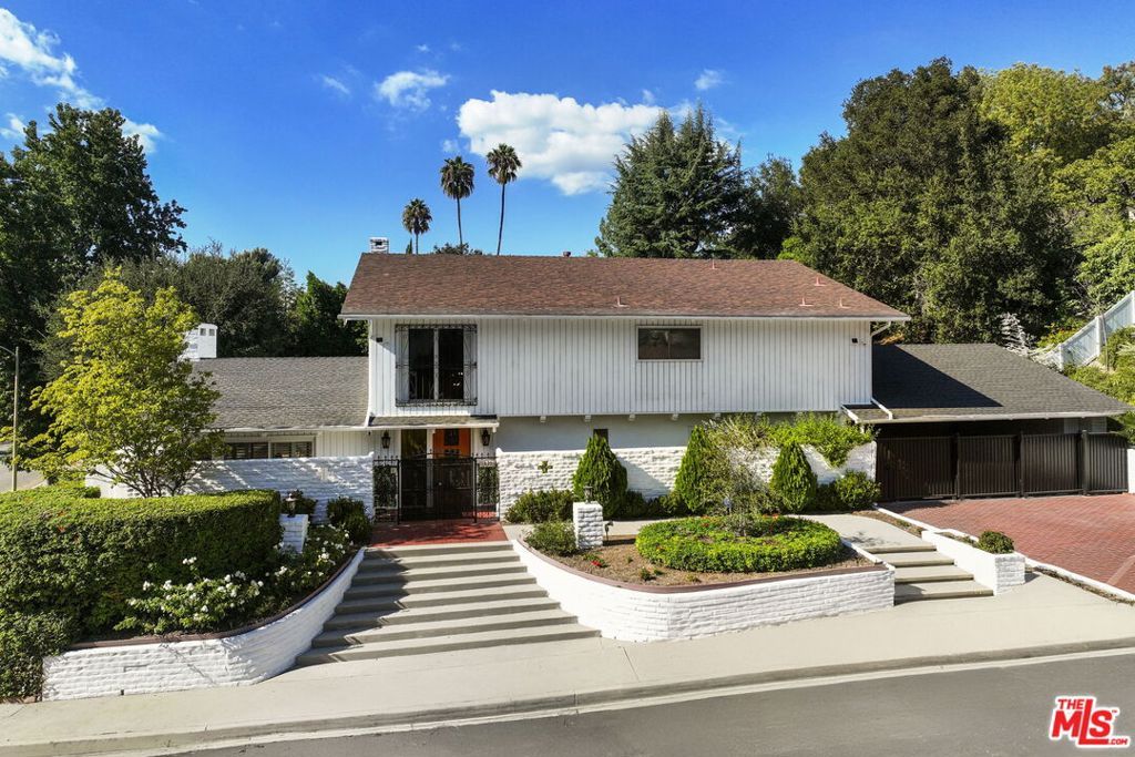 Photo of 16233 Elisa Place, Encino, CA 91436 (MLS # 25597301)