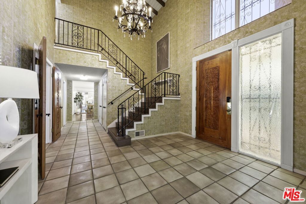 Photo of 16233 Elisa Place, Encino, CA 91436 (MLS # 25597301)