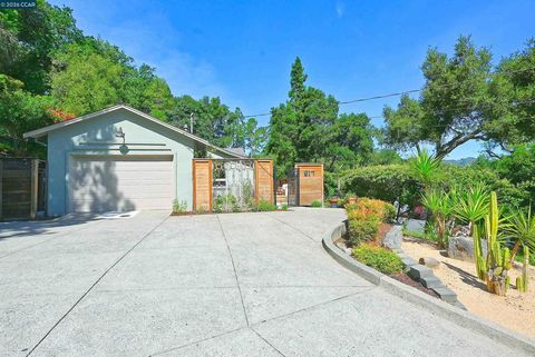 Photo of 817 Mariposa Rd Rd, Lafayette, CA 94549 (MLS # 41131515)