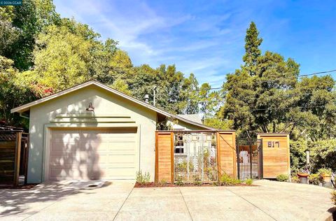 Photo of 817 Mariposa Rd Rd, Lafayette, CA 94549 (MLS # 41131515)