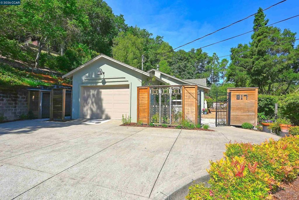 Photo of 817 Mariposa Rd Rd, Lafayette, CA 94549 (MLS # 41131515)