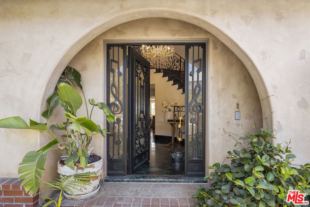 8004 Oceanus Drive, Los Angeles CA 90046