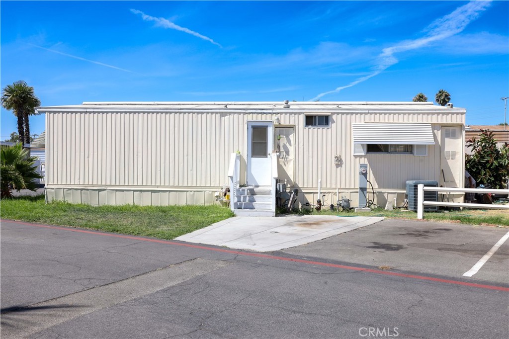 1801 E. COLLINS Avenue 65