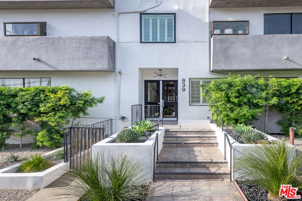 Photo of 839 Larrabee Street #6, West Hollywood, CA 90069 (MLS # 25625539)