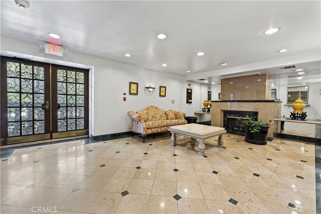 listing image 130727503634087403455