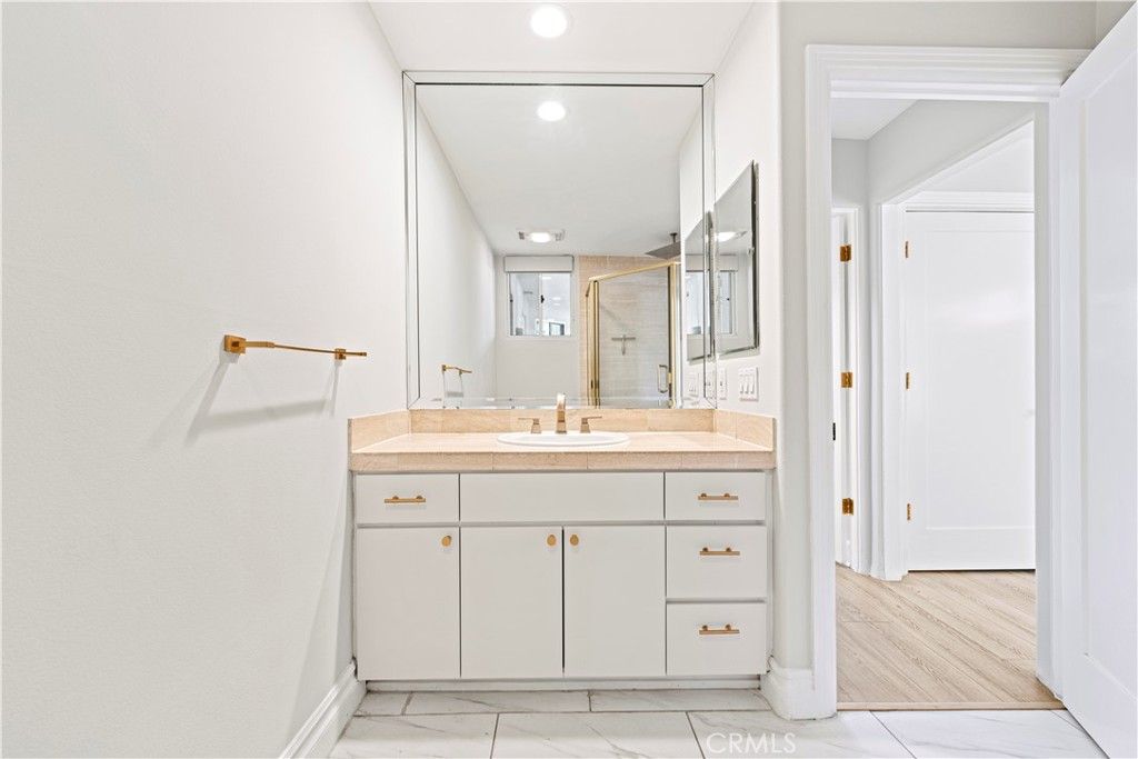 listing image 130722855820304255473