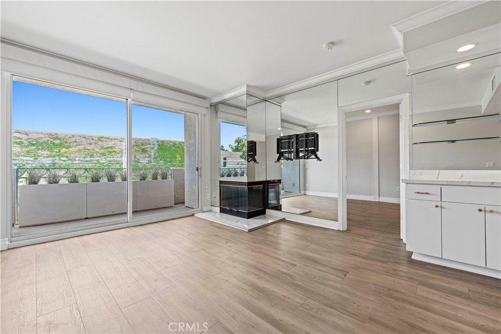 listing image 130726609585404044319