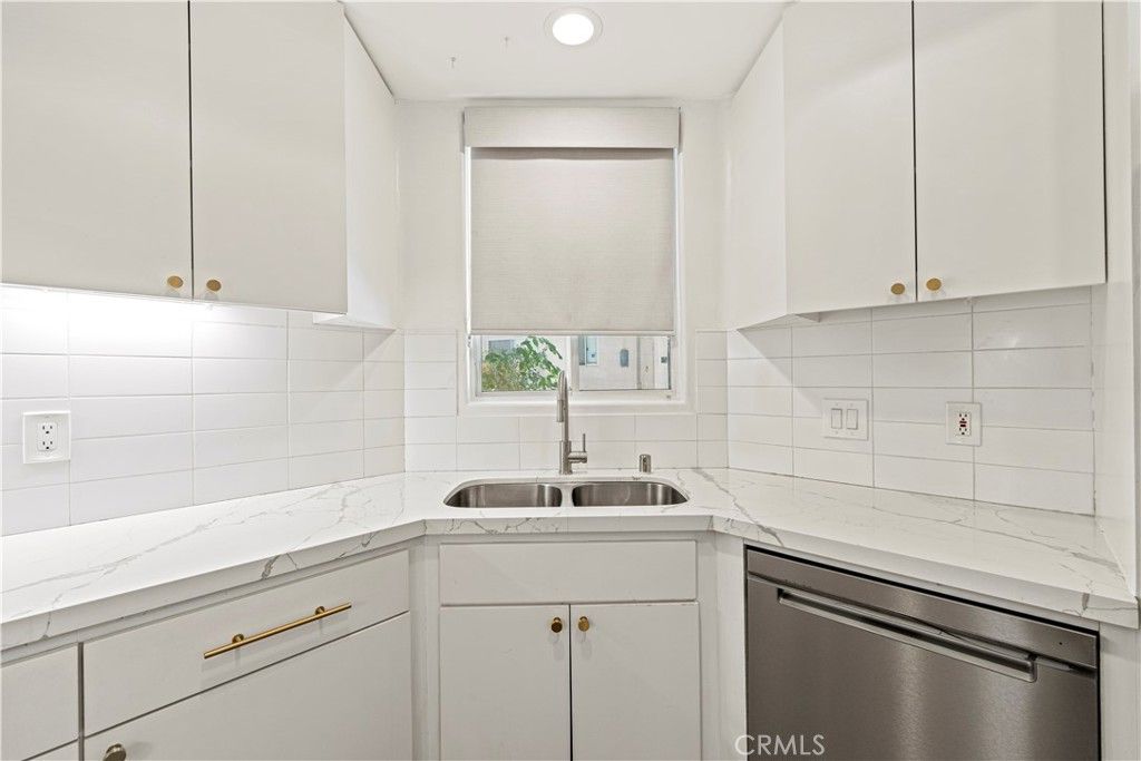 listing image 130726424297291080713