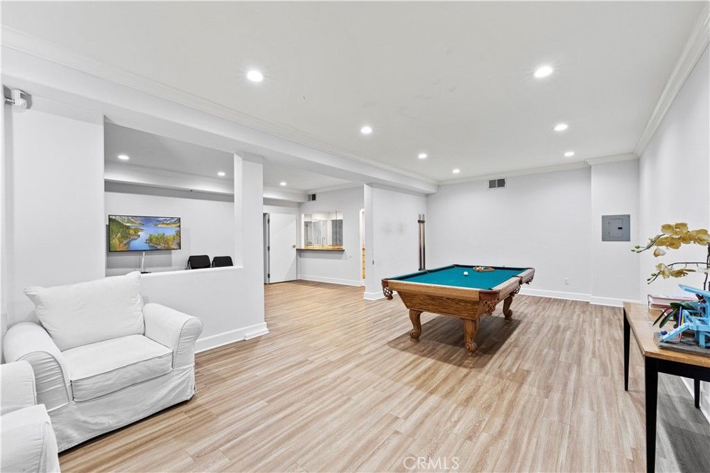 listing image 130725705833089406310