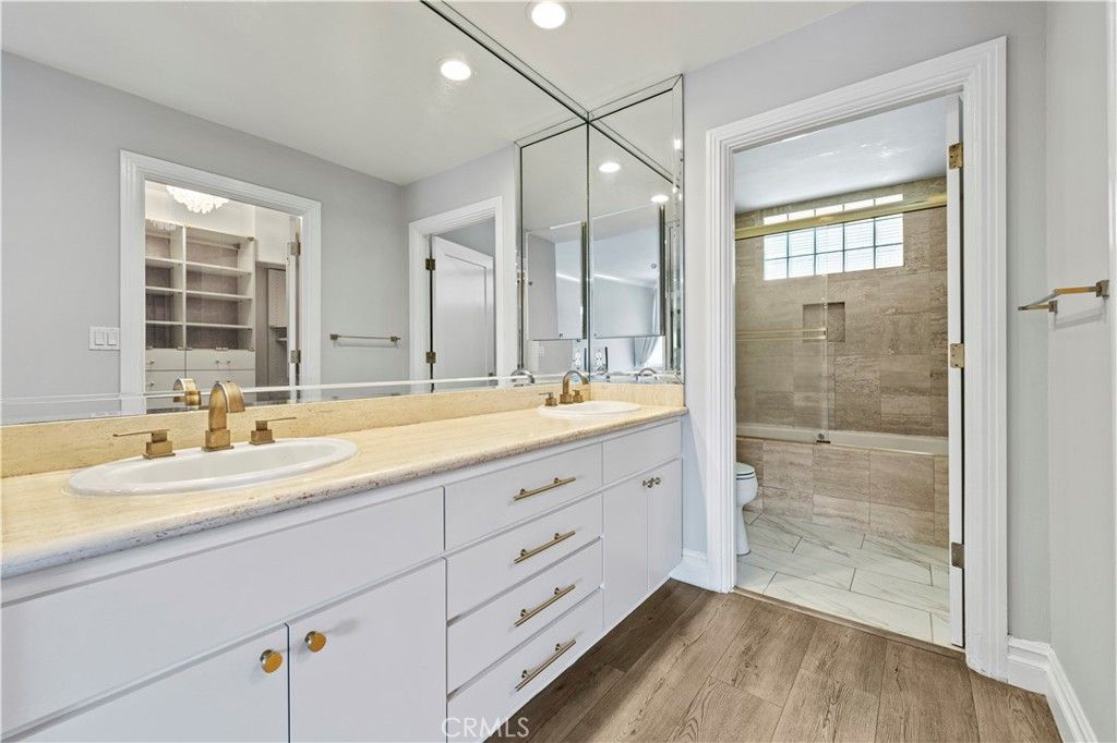 listing image 130729572155607070330