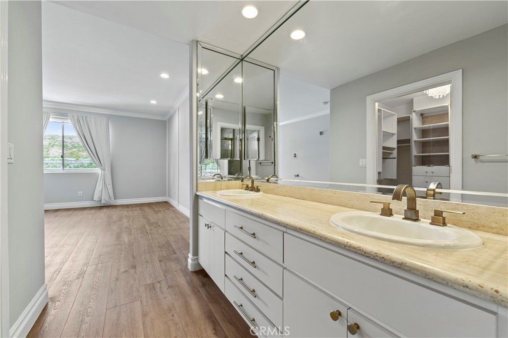 listing image 130726862460411265677