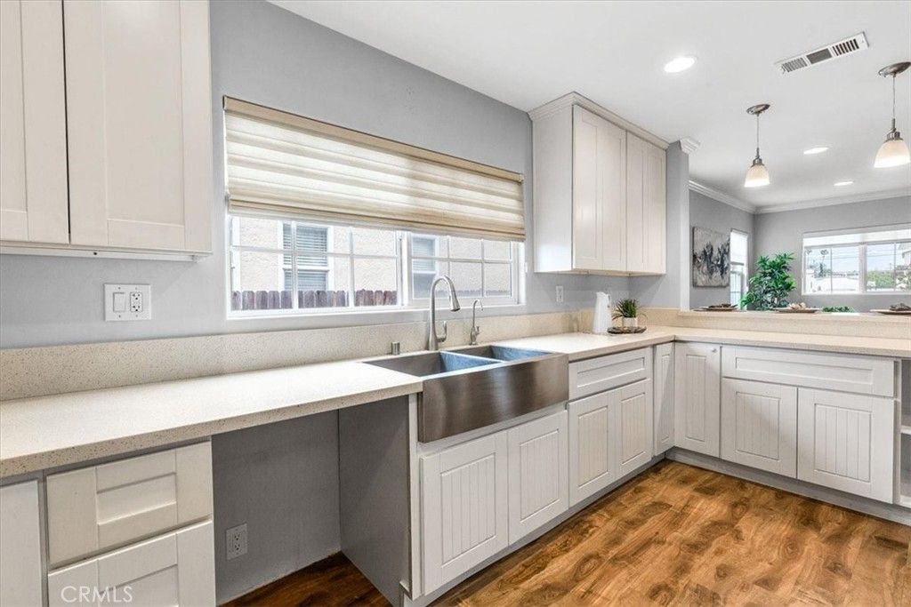 listing image 130727393630372625450