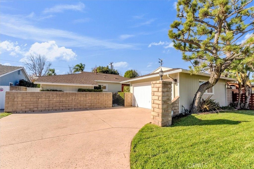 Photo of 5227 Buffalo, Sherman Oaks, CA 91401 (MLS # SR26007398)